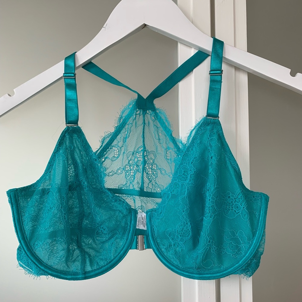 Lace underwire bra with lace t-style back. Turquoise green colour. 36D.